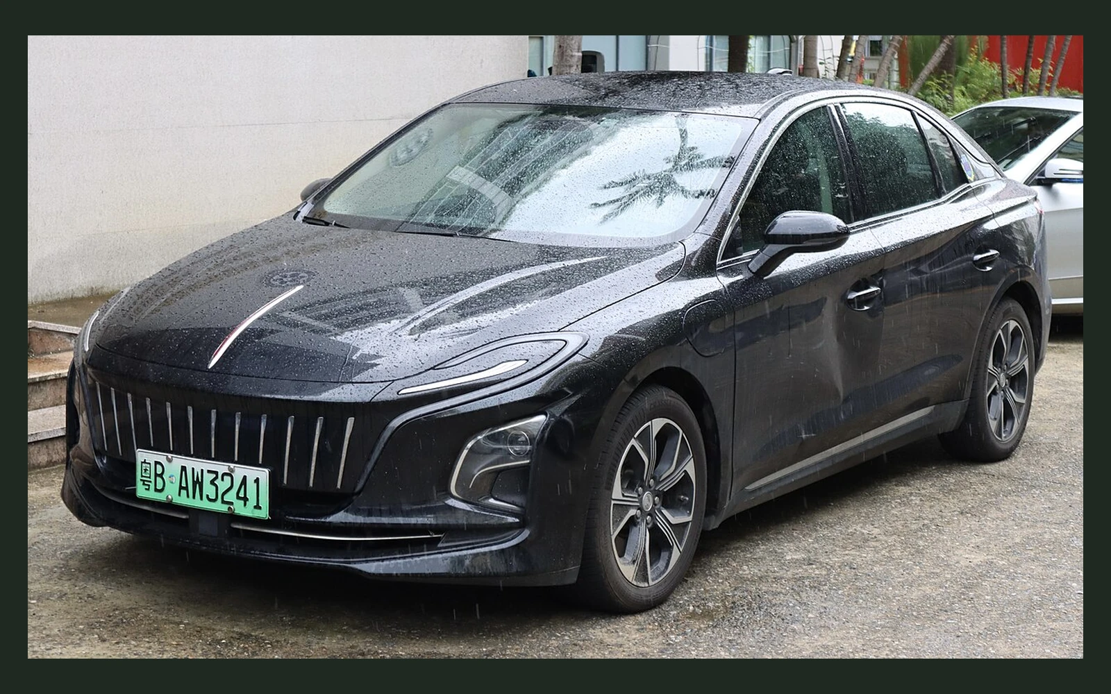 Фото модели Hongqi E-QM5