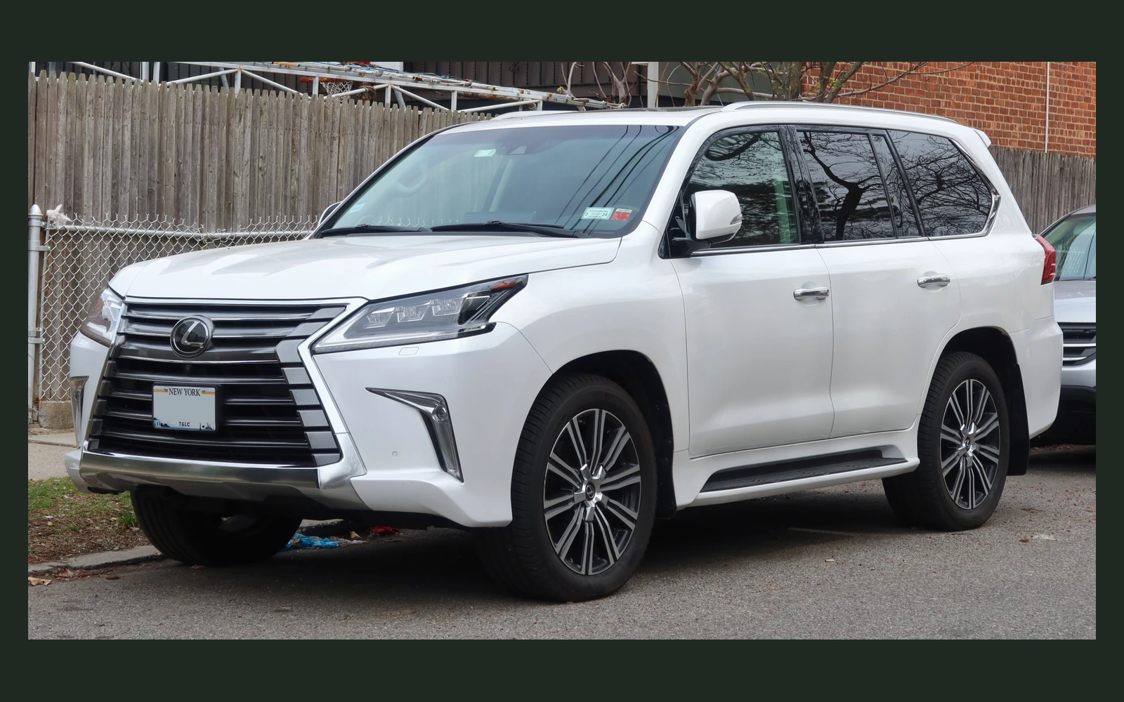 Фото модели Lexus LX