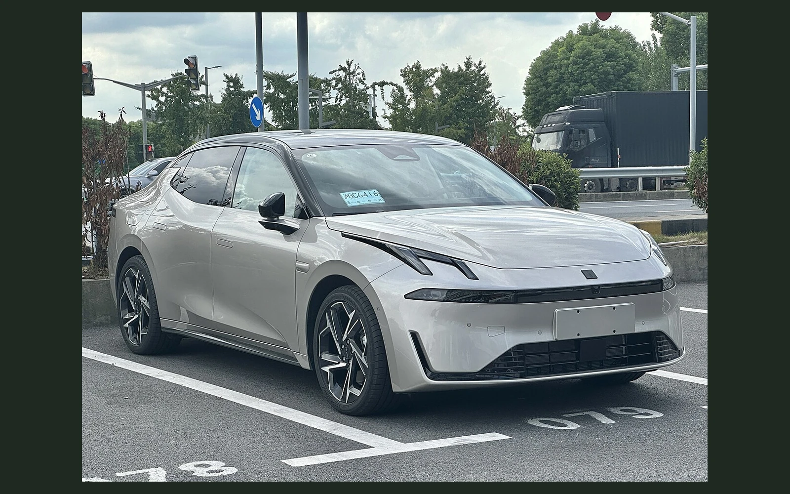 Фото модели Lynk & Co 07